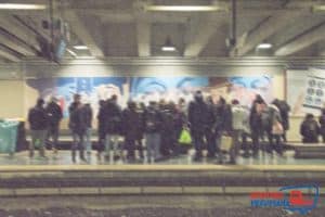 Napoli piazza garibaldi fotografie delle persone in attesa